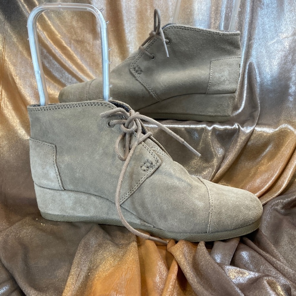 𝅺TOM’S taupe chukkas. Size 4.5.‎ Barely Worn. Fc 2
